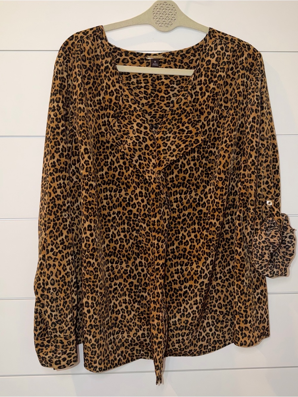 Dana Buchman Leopard Print Blouse 1X V-Neck Roll Tab Sleeve Quiet Luxury Career